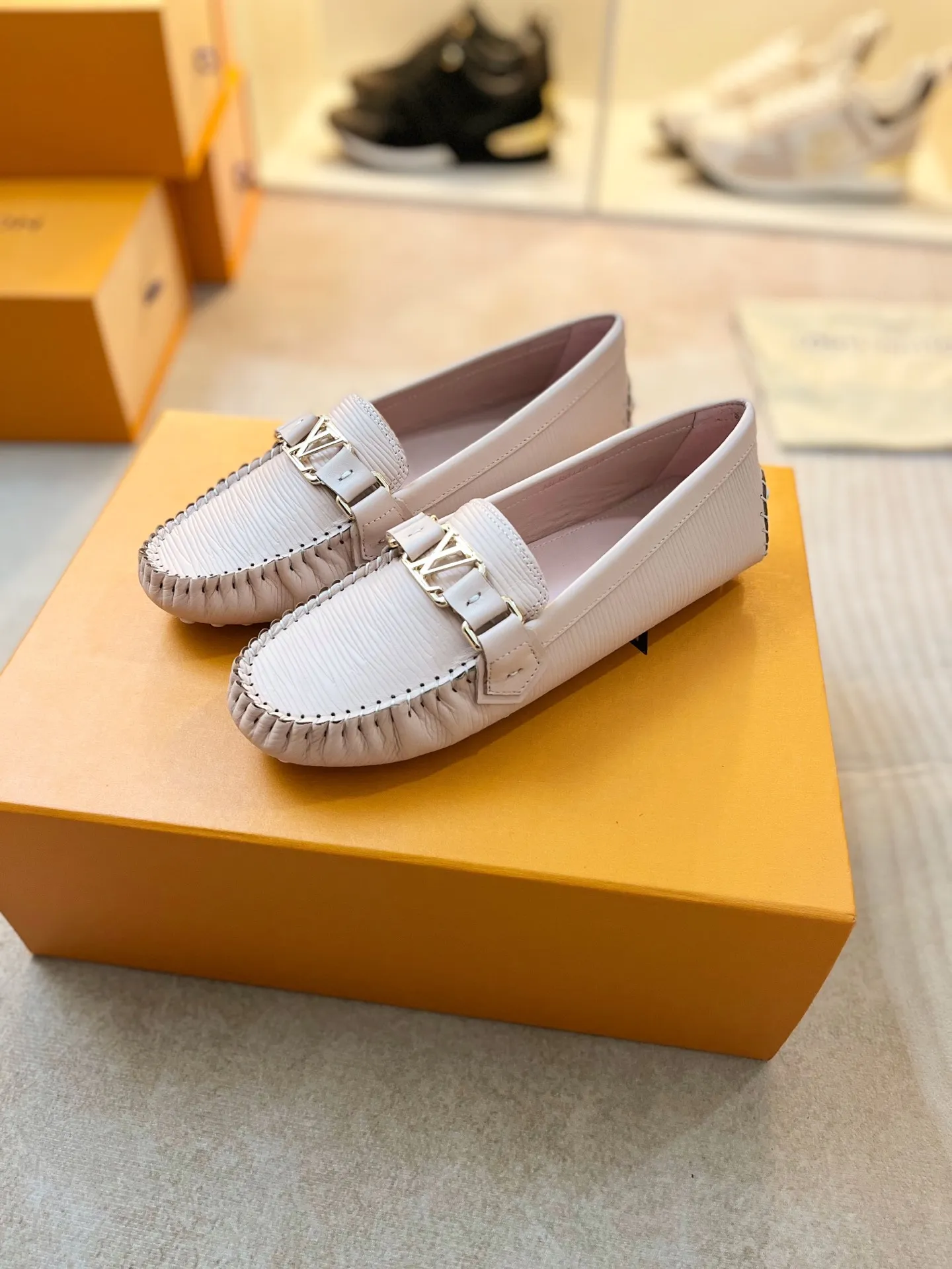 p460💰Couple model❤️🇫🇷 𝙇𝙤𝙪𝙞𝙨 𝙑𝙪𝙞𝙩𝙩𝙤𝙣 🇫🇷Louis Vuitton 2023 Classic𝓛𝓿 𝓣𝓻𝓪𝓲𝓷𝓮𝓻 Sports Series ➪➪➪¯ [Arizona Doudou Shoes Series] ▪️▪️▪️Arizona slip-on shoes are made of Monogram Eclipse canvas. Its hand-painted and dyed edges and hand-sewn uppers fully demonstrate Louis Vuitton's traditional shoemaking craftsmanship. This slip-on shoe is very lightweight. The integrated tongue and upper make it particularly comfortable and flexible. The soft outsole is equipped with rubber padding. Decorated with matching sash. Detailed features: ☑️Monogram Eclipse canvas ☑️Black Eclipse pattern ☑️Hand-painted shoe edges ☑️Hand-sewn uppers (each pair takes time to process) ☑️Integrated tongue and upper construction ☑️Outsole equipped with rubber lining ☑️size: 35_46
